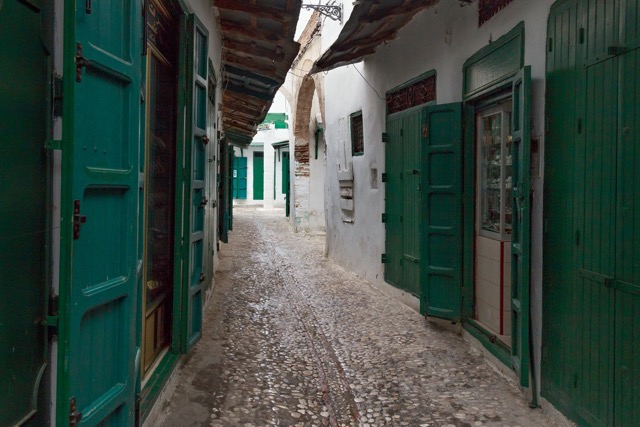 Callejón con tiendas de la medina de Tetuán